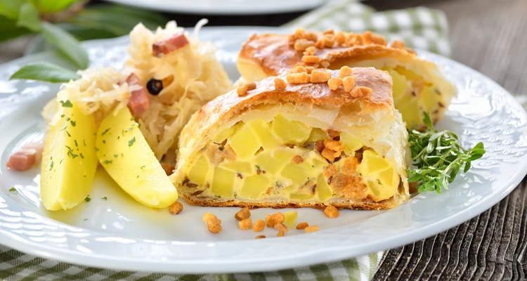 Kartoffelstrudel mit Grammeln und Specksauerkraut